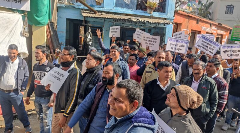 28 जनवरी हल्द्वानी महारैली से पहले भिकियासैण में मूल निवास भू कानून की मांग को लेकर प्रदर्शन