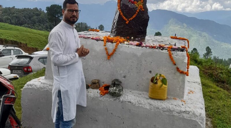 मोहित डिमरी ने बाबा मोहन उत्तराखंडी की समाधि स्थल पर श्रद्धांजलि अर्पित की और  लोगों से 1 सितंबर को गैरसैण में मूल निवास स्वाभिमान महारैली में आने की अपील की।