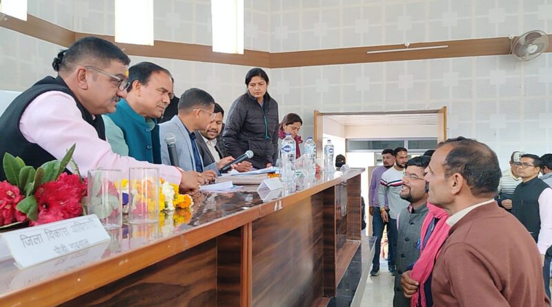 पाबौ ब्लाक सभागार में आयोजित जनता दरबार में आई 100 से अधिक शिकायतें                                 