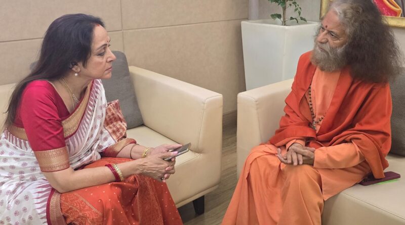 यमुना नदी को प्रदूषण मुक्त करने के सम्बन्ध में स्वामी चिदानंद सरस्वती जी ने सांसद हेमामालिनी के साथ की विस्तृत चर्चा
