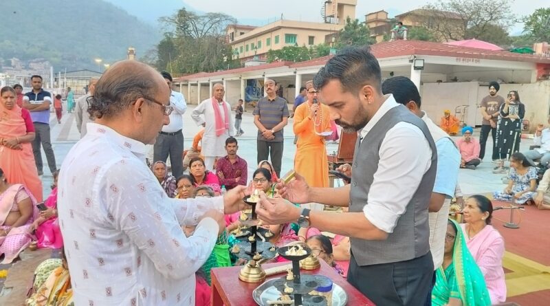 लक्ष्मणझूला के वानप्रस्थ घाट पर गंगा आरती एवं दीपोत्सव कार्यक्रम हुआ आयोजित
