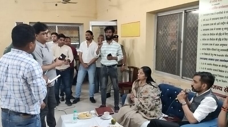 लक्ष्मणझूला रात्रि चौपाल में जिलाधिकारी  ने सुनीं जनता की समस्याएं