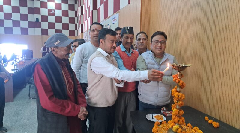 सरकार की 03 साल की उपलब्धियों पर विकासखण्ड द्वारीखाल में आयोजित बहुउद्देशीय शिविर में प्रमुख प्रशासक महेन्द्र सिंह राणा ने प्रतिनिधि के रूप में किया प्रतिभाग