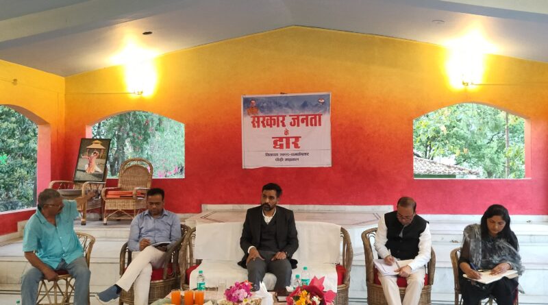 सिरासू गांव रात्रि चौपाल में समस्याएं सुनने के साथ साथ डीएम ने दिए पर्यटन पर काम करने के सुझाव