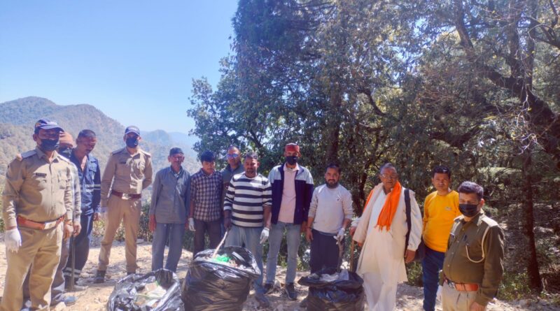 वन विभाग ने नवरात्रि के पावन पर्व पर उल्खागढी वनाग्नि ट्रैक पर वनाग्नि सुरक्षा जागरूकता एवं स्वच्छता कार्यक्रम का आयोजन किया