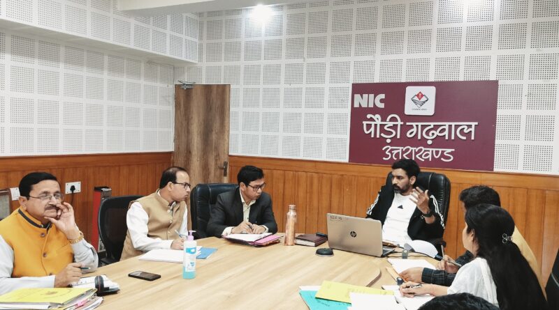जिलाधिकारी ने ली गुड गवर्नेंस की बैठक, 15 दिनों में सड़कों को करें गड्ढा मुक्त