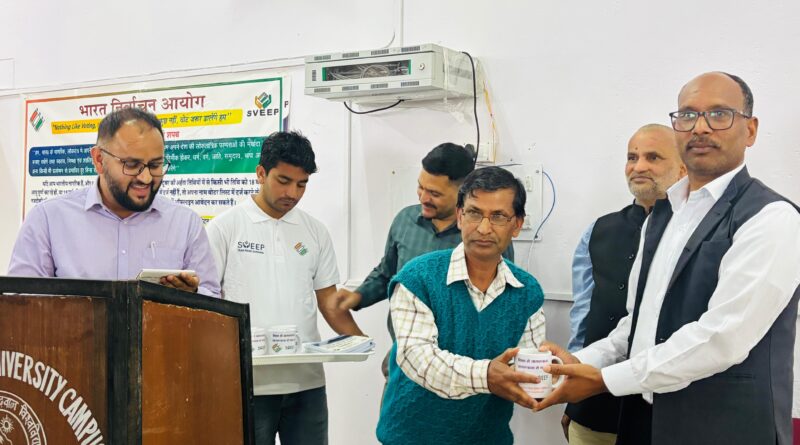 विश्व पुस्तक दिवस के अवसर पर बी.जी.आर. परिसर पौड़ी में आयोजित कार्यक्रम में पुस्तकों व मतदाता जागरूकता का दिखा संगम