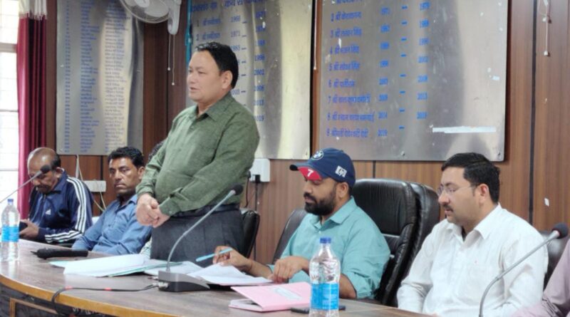थलीसैंण को स्वच्छ और सुंदर बनाने के लिए व्यापारियों के साथ बैठक