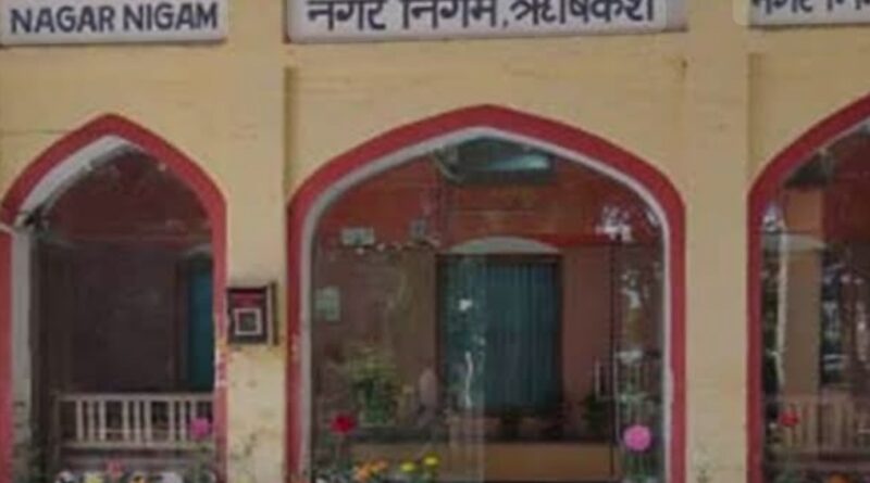 ईमानदार अधिकारी को हटाने का षडयंत्र कर रहे हैं मेयर-: मोहित डिमरी