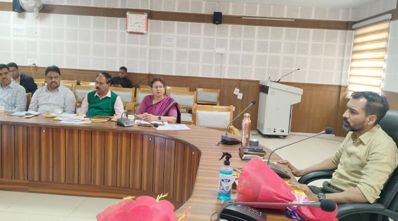 जिला योजना बैठक -: आवंटित धनराशि और उसके उपयोग की जिलाधिकारी ने की विभागवार समीक्षा