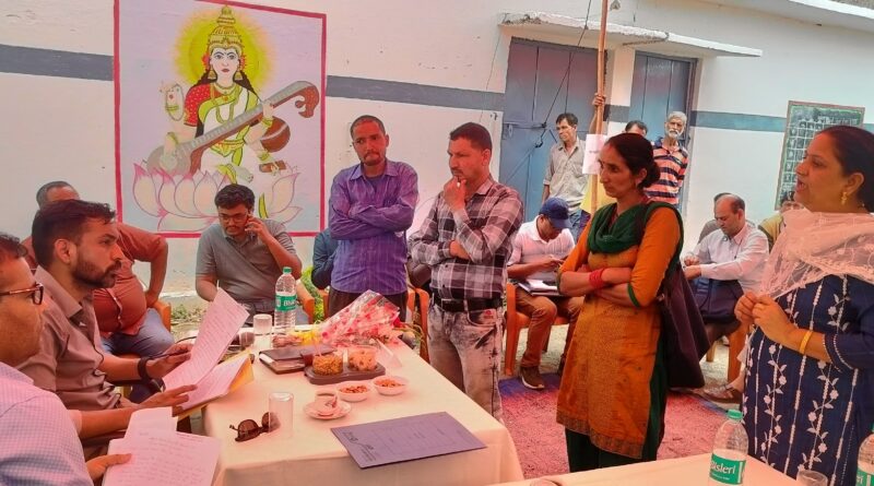 द्वारीखाल के कठूड़बड़ा गाँव में आयोजित हुआ शिविर ग्रामीणों ने दर्ज कराई शिकायतें जिलाधिकारी ने तत्काल निस्तारण के दिए आदेश 