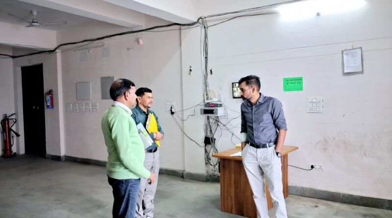 जिलाधिकारी ने किया ईवीएम वेयर हाउस का मासिक निरीक्षण