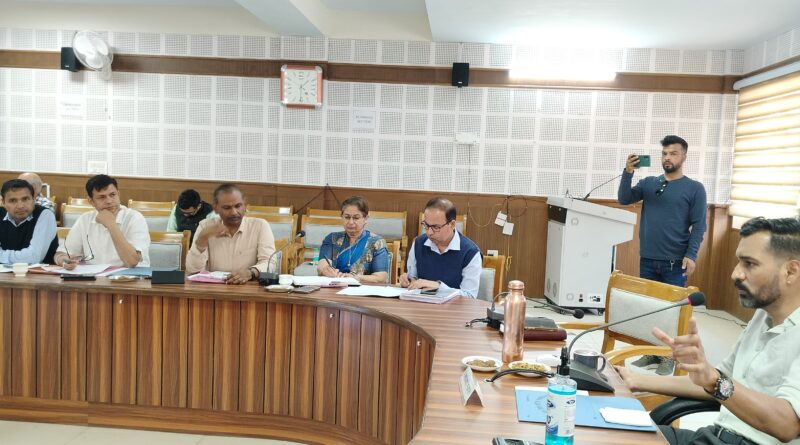 जिलाधिकारी ने ली जिला योजना की बैठक, अधिकारियों को दिए निर्देश