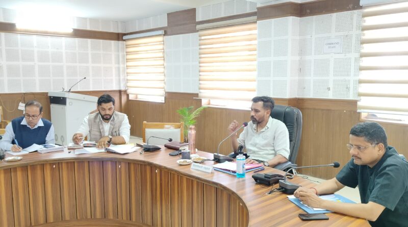 खनन न्यास निधि से संचालित कार्यों की डीएम ने की समीक्षा