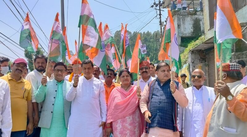 पौड़ी में एजेंसी चौक से बस अड्डे तक निकाली गयी तिरंगा शौर्य सम्मान यात्रा