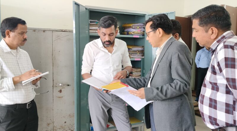 जिलाधिकारी ने किया शस्त्र पटल का निरीक्षण, पंजिकाओं को व्यवस्थित रखने के दिये निर्देश