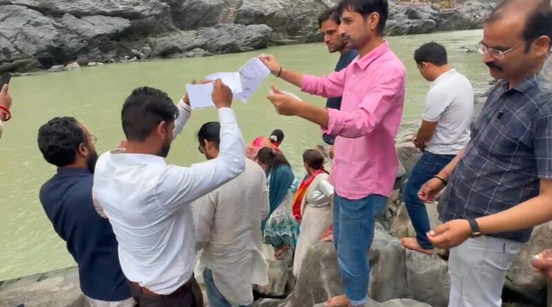 मूल निवास भू कानून सँघर्ष समिति ने स्थायी निवास की प्रतियां भागीरथी नदी में बहाई