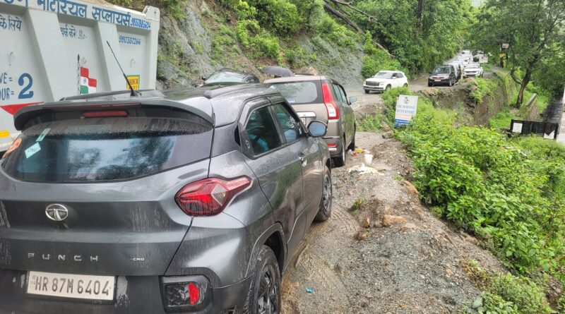 खस्ताहाल गरुड़चट्टी–बिजनी मार्ग पर जाम की मार, पर्यटक वाहनों की पार्किंग बनी मुसीबत