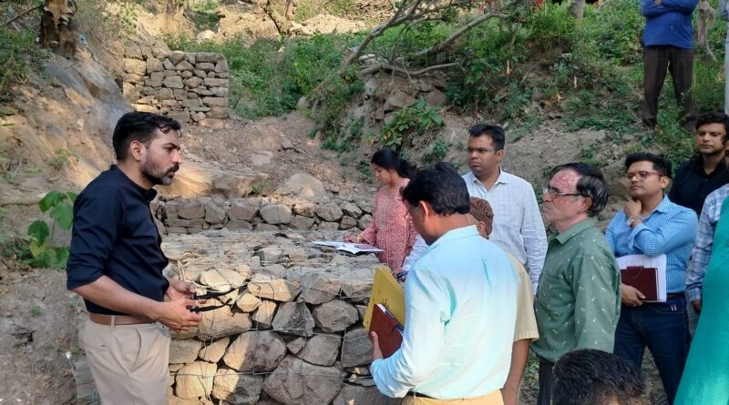 भूस्खलन की चपेट में आने वाले परिवारों को मानसून से पहले समय रहते सुरक्षित स्थानों पर पहुंचाएं -: डीएम