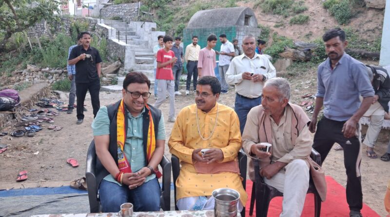ग्राम उत्तिण्डा श्रीरामकथा में प्रमुख प्रशासक द्वारीखाल महेंद्र सिंह राणा हुए सम्मिलित