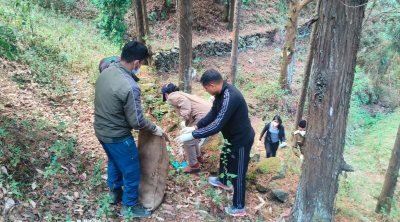 टेका-केवर्स मार्ग पर जिला प्रशासन ने चलाया स्वच्छता अभियान