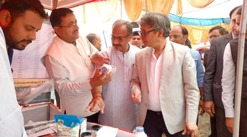 न्यायमूर्ति राकेश थपलियाल ने अपने पैतृक गांव में वृक्षारोपण कर बहुद्देश्यीय शिविर में किया प्रतिभाग