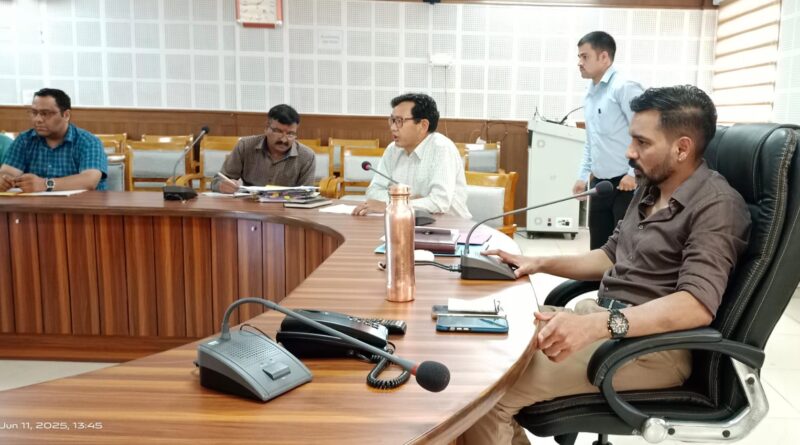 जिलाधिकारी ने नगर निकायों की समीक्षा बैठक में दी चेतावनी, स्वच्छता और अतिक्रमण पर सख्त निर्देश