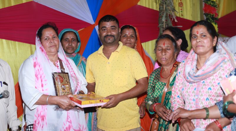 स्मृति चिन्ह एवं अरसे देकर कीर्तन मंडलियों का हुआ भव्य सम्मान