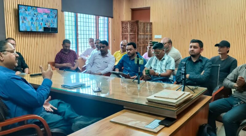 नव नियुक्त सीएमओ डॉ. शुक्ला ने कार्यभार संभाला, स्वास्थ्य सेवाओं में सुधार को बताया प्राथमिकता