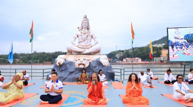परमार्थ निकेतन गंगा तट बना 11वें अंतर्राष्ट्रीय योग दिवस का साक्षी