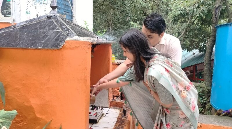 नवनियुक्त जिलाधिकारी ने कंडोलिया व क्यूंकालेश्वर मंदिर में पूजा अर्चना के बाद की प्रशासनिक कार्यों की शुरुआत