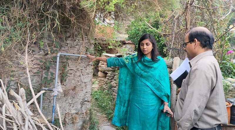 जिलाधिकारी ने विकासखंड कोट के खोला गांव में किया जल जीवन मिशन के कार्यों का निरीक्षण