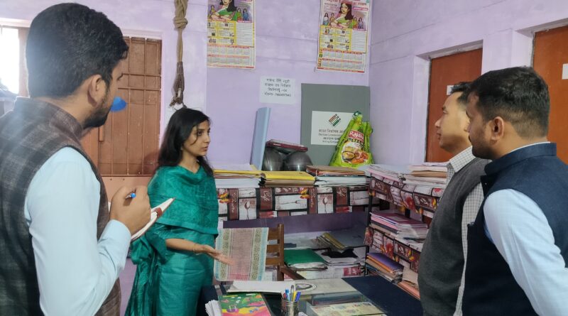 जिलाधिकारी ने किया खोलाचौरी में राजस्व कार्यालयों का औचक निरीक्षण, दिये सख़्त निर्देश