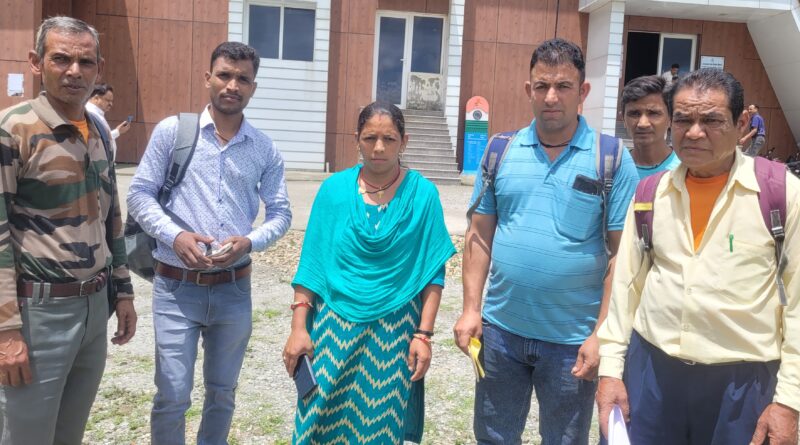 द्वारीखाल ब्लॉक में नामांकन केंद्रों पर भारी भीड़, शिमल्या डबरालस्यूं में वोटर लिस्ट से मतदाताओं के नाम गायब