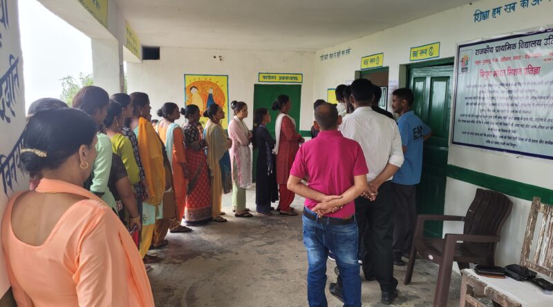 मतदान केंद्रों का जिलाधिकारी ने किया औचक निरीक्षण