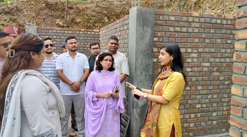 जिलाधिकारी ने श्रीनगर में विभिन्न स्थलों का निरीक्षण किया, व्यवस्थाओं में सुधार के दिये निर्देश