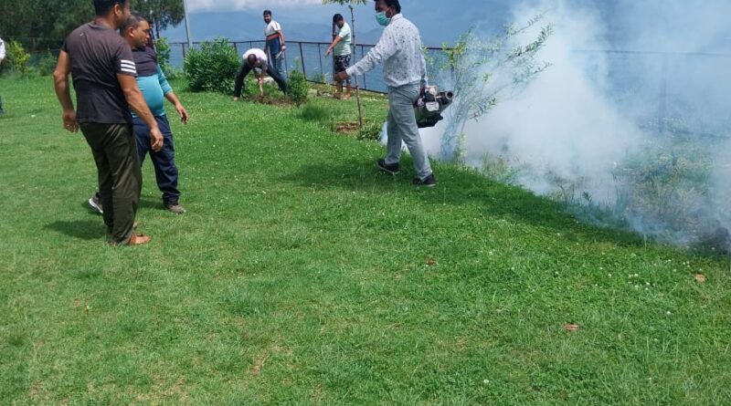 पौड़ी नगर में डेंगू की रोकथाम को लेकर सफाई और फॉगिंग अभियान तेज