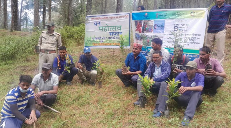 वन महोत्सव के अंतर्गत थलीसैंण में हुआ वृक्षारोपण कार्यक्रम का आयोजन