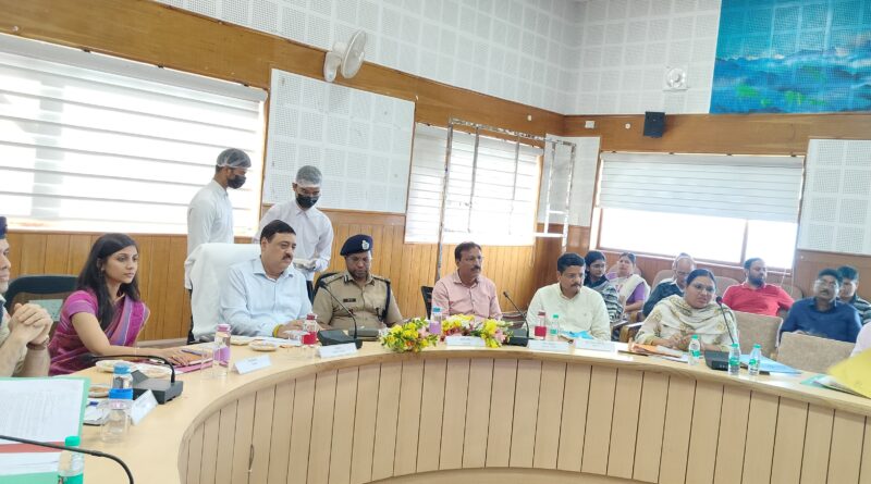 विकास कार्यों की समीक्षा बैठक में आयुक्त गढ़वाल ने दिए कड़े निर्देश
