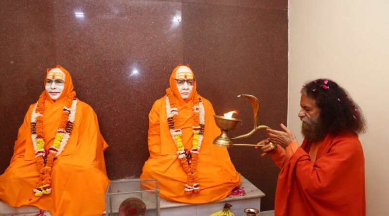 गुरूपूर्णिमा के पावन अवसर पर परमार्थ निकेतन में पूज्य गुरूओं का पूजन कर लिया आशीर्वाद