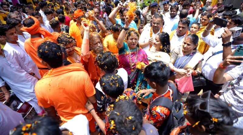कांवड़ मेले में आये श्रद्धालुओं पर पुष्पवर्षा कर किया गया स्वागत