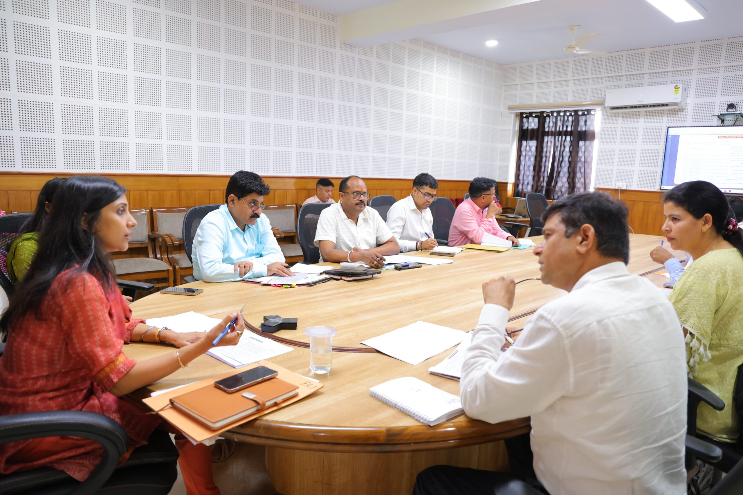 स्प्रिंग एंड रिजुवनेशन अथॉरिटी (सारा) व कैच द रेन की बैठक में डीएम ने अधिकारियों को दिये आवश्यक निर्देश