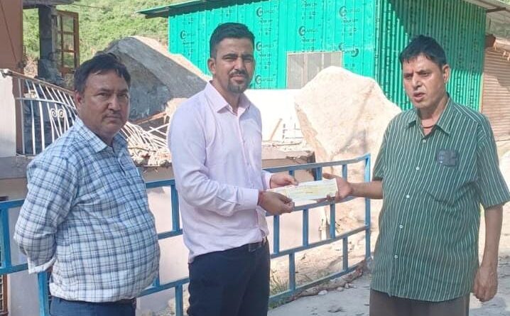 बाह बाजार ग्राम धुनारी में सड़क, बिजली-पानी बहाल, प्रभावितों को राहत राशि वितरित