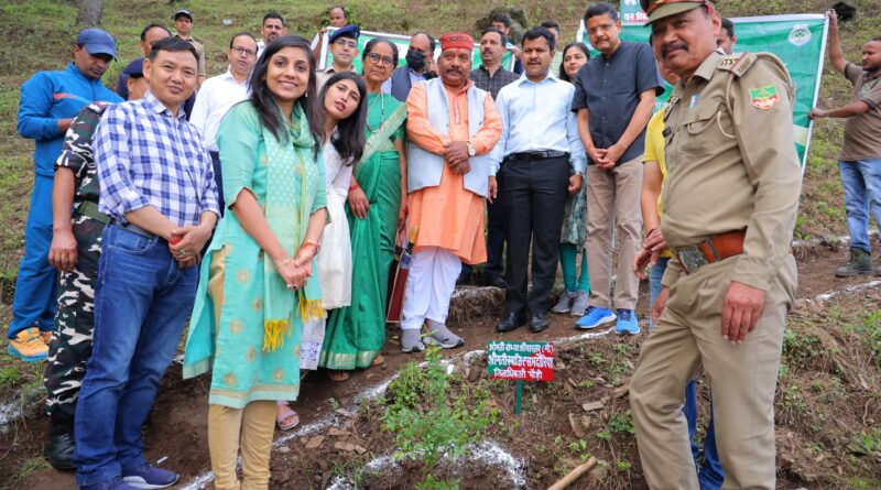 हरेला पर्व पर जनपद पौड़ी में 50,000 पौधों का रोपण, पर्यावरण संरक्षण का लिया संकल्प
