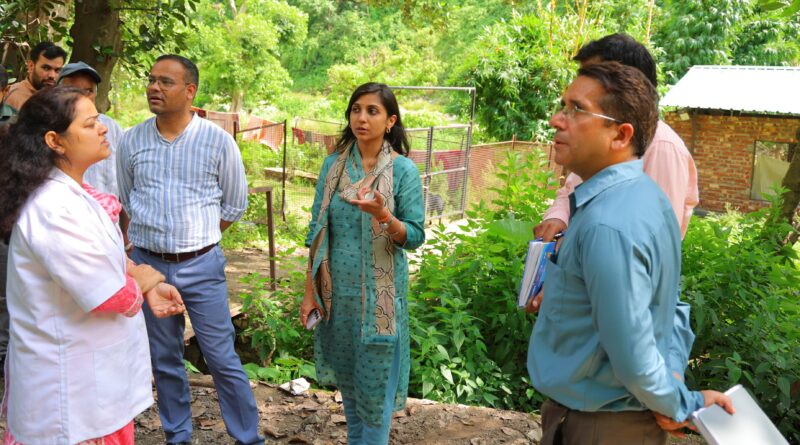 जिलाधिकारी ने मोहनचट्टी में आयुष्मान आरोग्य मंदिर एवं पटवारी चौकी का किया निरीक्षण