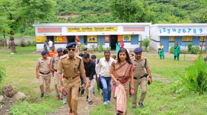 जिलाधिकारी ने किया कई मतदान केंद्रों का दौरा, व्यवस्थाओं का लिया जायजा
