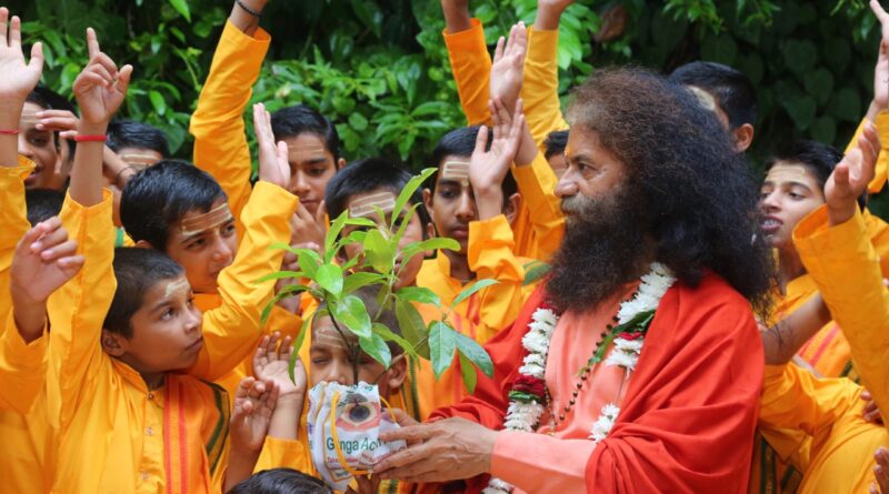 अंतर्राष्ट्रीय मित्रता दिवस पर स्वामी चिदानन्द सरस्वती का संदेश — “प्रकृति के साथ भी निभाएं सच्ची मित्रता”