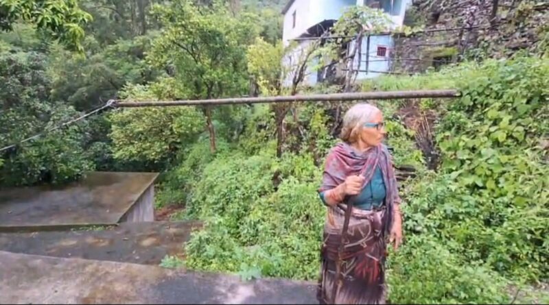 उत्तिण्डा के भट्टी खोड़ा में झूलता बिजली का पोल बना खतरा, विभाग बेपरवाह