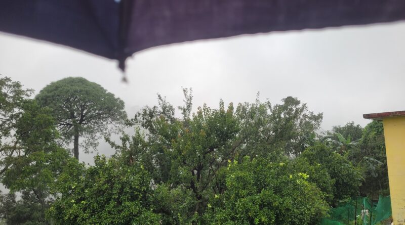 लगातार बारिश से पहाड़ों में जनजीवन अस्त-व्यस्त