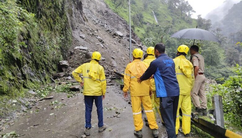 पौड़ी गढ़वाल में भारी बारिश का कहर, 20 सड़कें बंद, जलस्तर चेतावनी के करीब